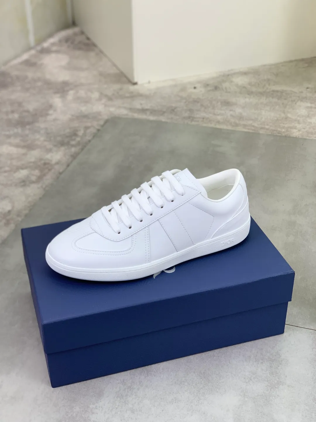 Men's shoes 💰P360 New Dior B01 moral training shoes, white first-layer cowhide, original molded outsole. New to the fall collection, this sneaker marks the return of a Dior classic, reinterpreted in a stylish and elegant silhouette. Crafted from white smooth first-grain cowhide with a tonal silk sheepskin lining, it features the Dior logo on the tongue and inner sides, and a CD icon on the heel. Paired with Tpu anti-slip soles of the same color, it can be matched with various styles to create a sophisticated look.  Code number: 38-44